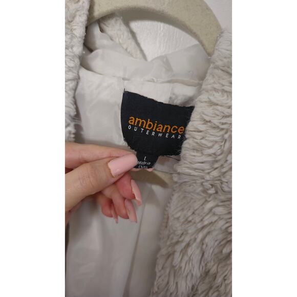 Ambiance outerwear
Women's fur jacket 
Large 
Made in china 
100% Polyester 
‼️ - Picture 2 of 3